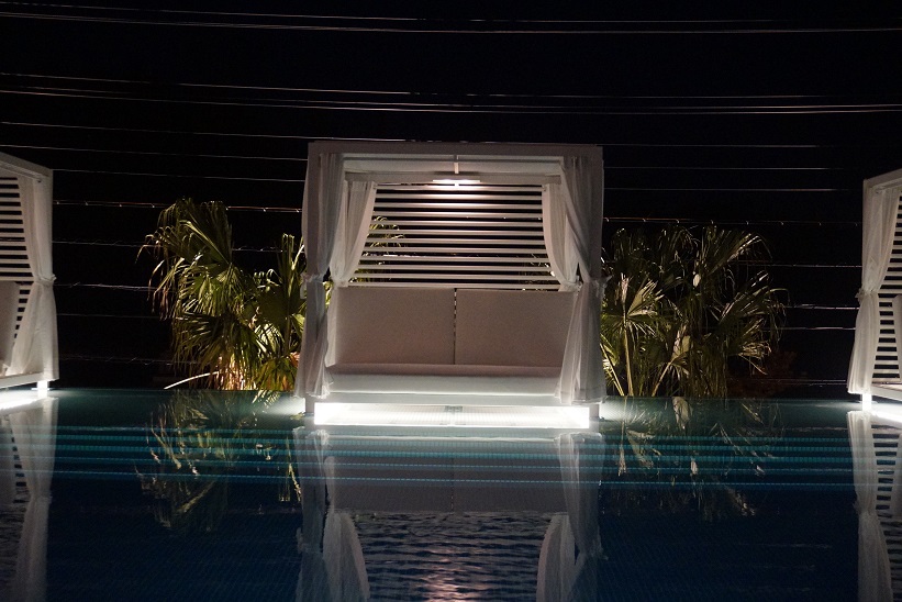 水中照明　水中テープライト　プール　ホテル　リゾート　間接照明